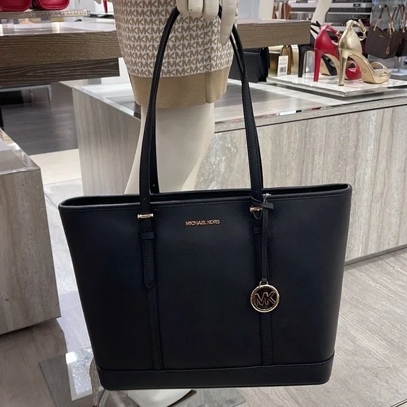 MICHAEL KORS
Jet Set Travel Large Top Zip Shoulder Tote Saffiano Leather
Black - Picture 7 of 16